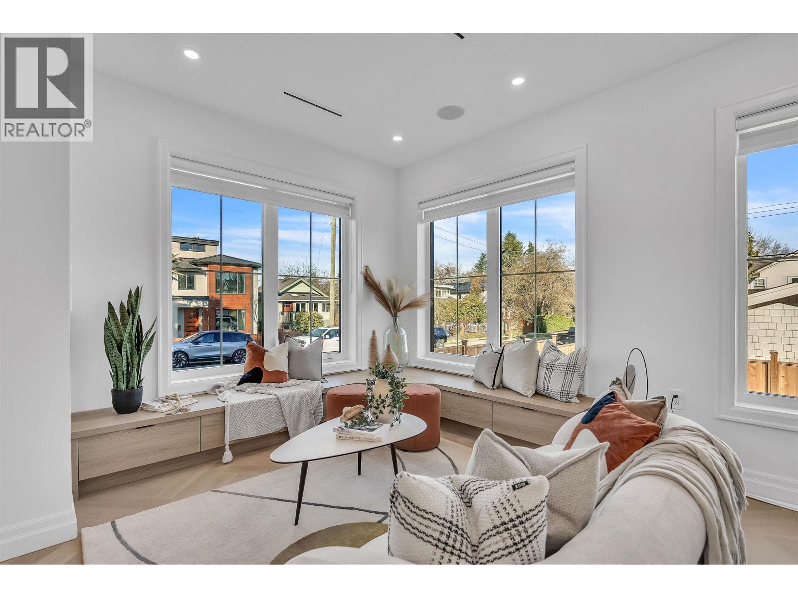 3526 E LAKEWOOD STREET