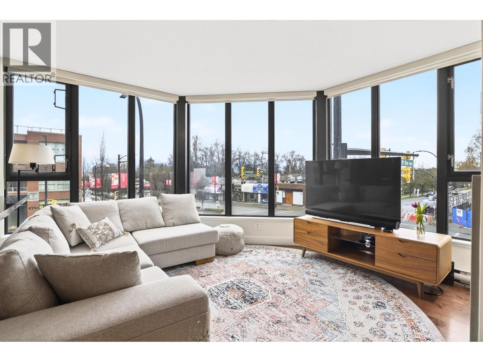 207 3228 TUPPER STREET