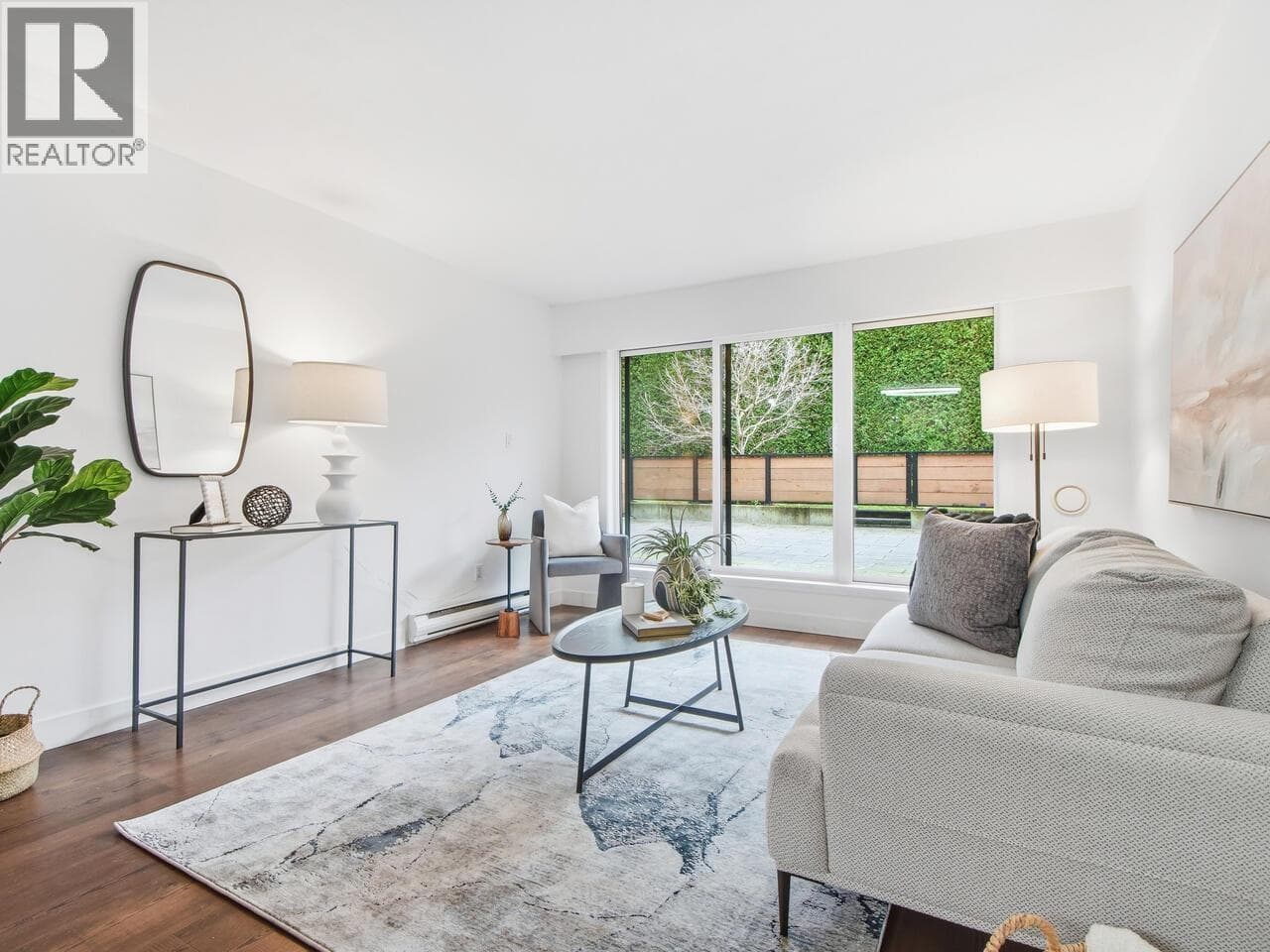 202 215 MOWAT STREET