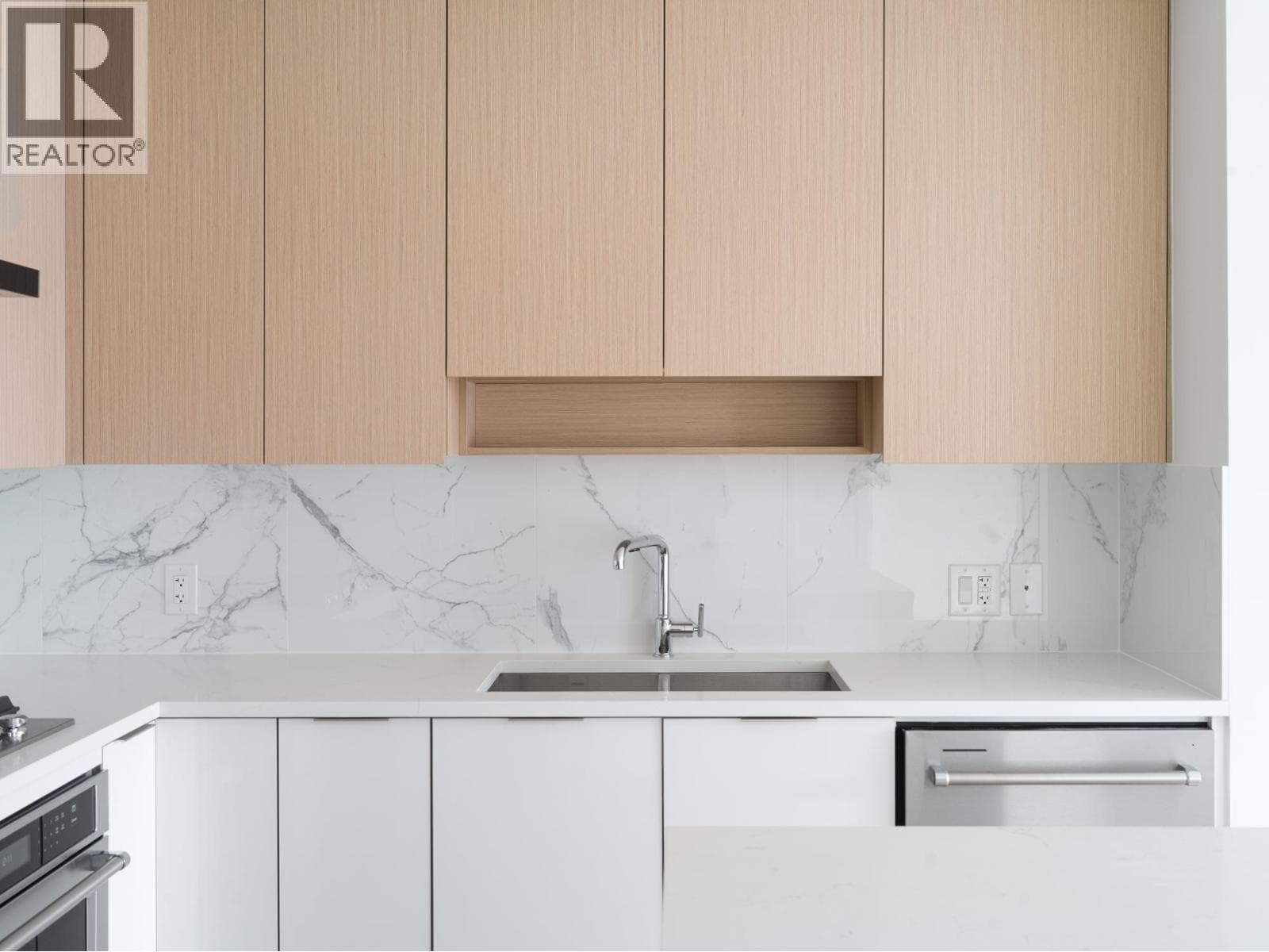 2207 699 WHITING WAY