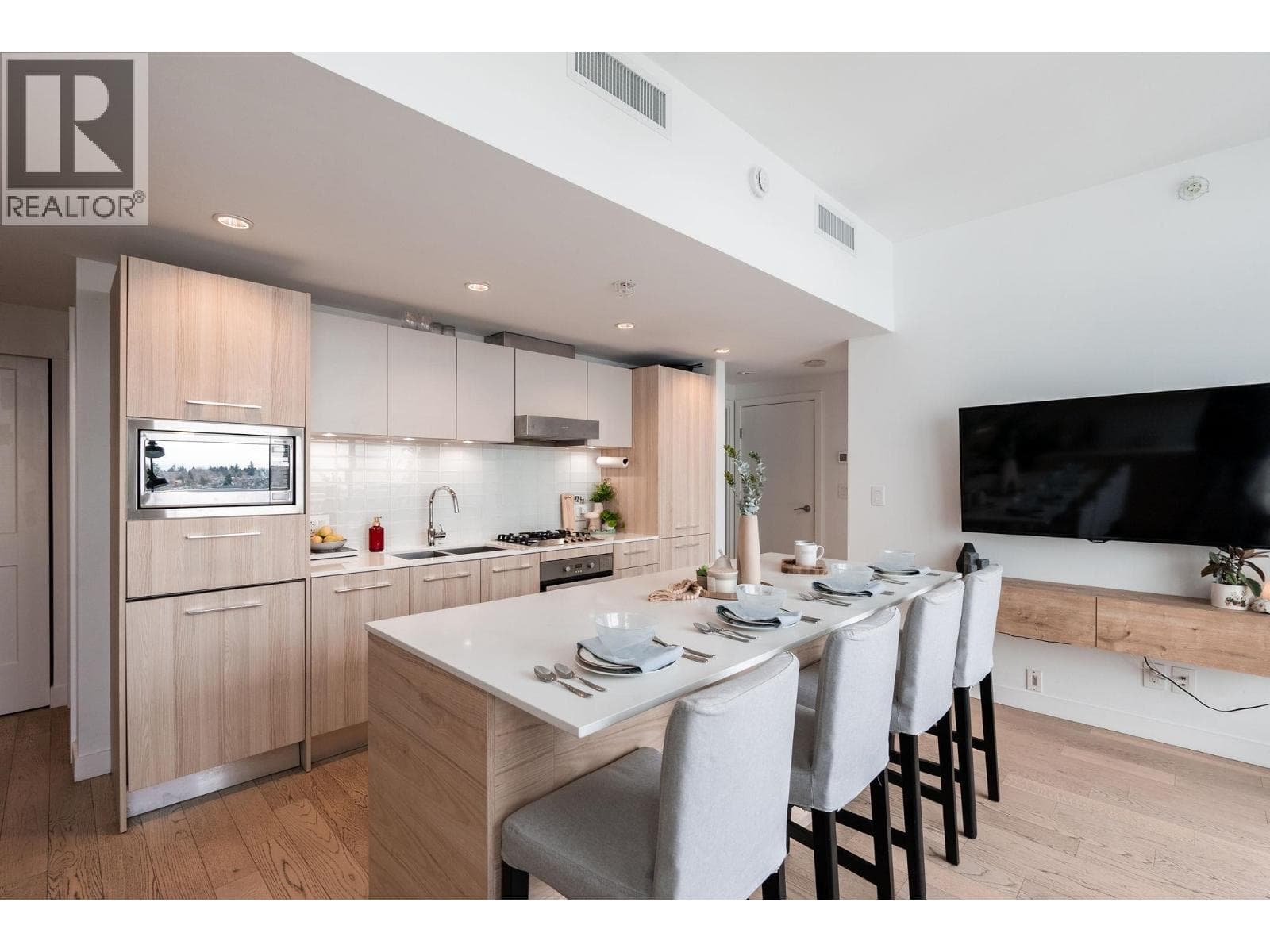 1801 4638 GLADSTONE STREET