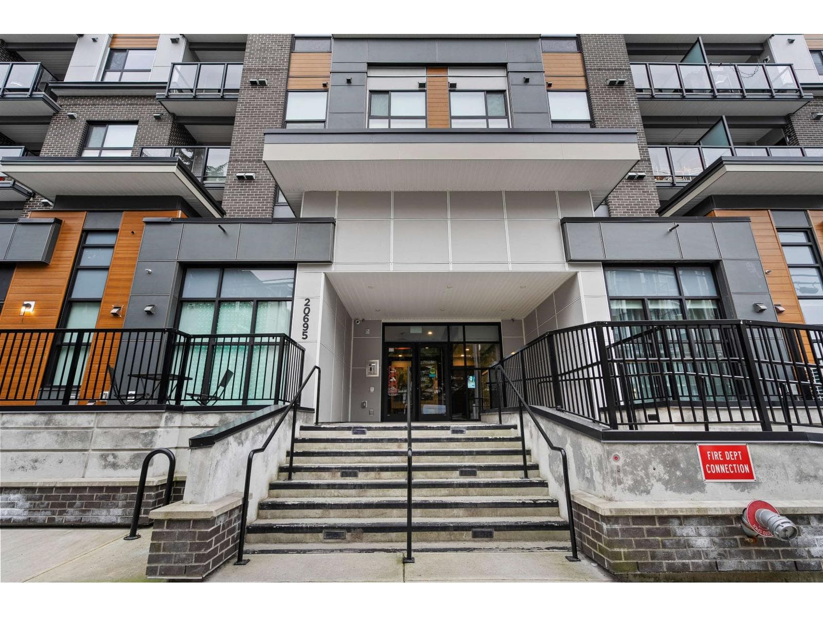 217 20695 EASTLEIGH CRESCENT