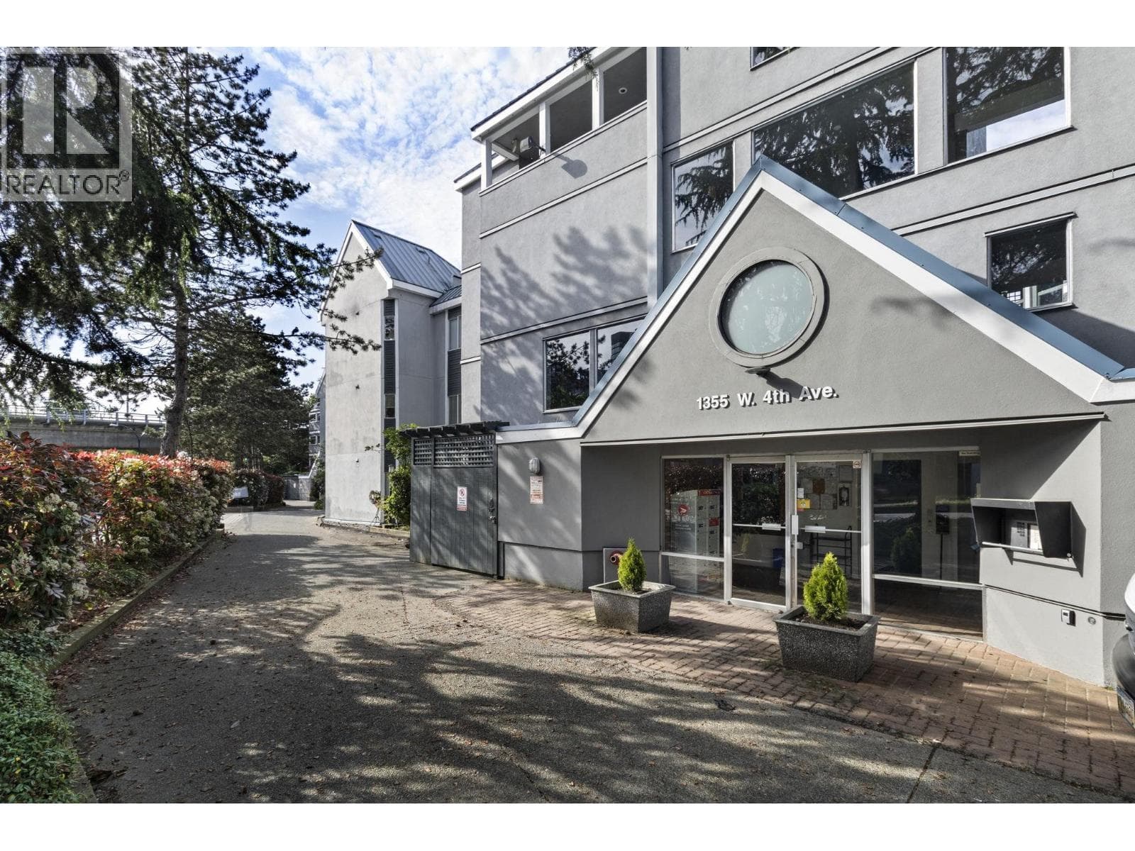 13 1355 W 4TH AVENUE