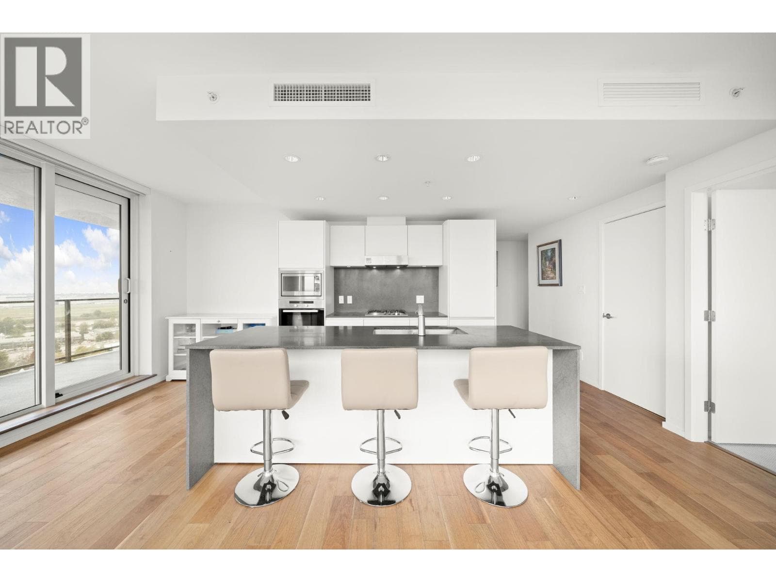 1808 8555 GRANVILLE STREET