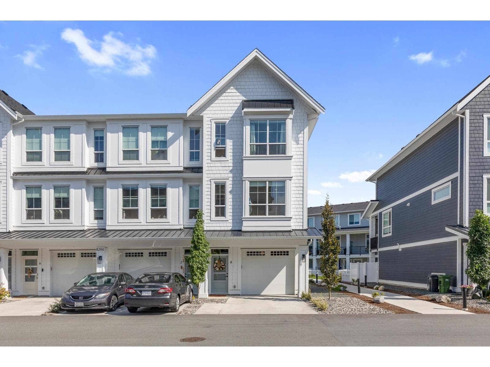 8 8200 FOXFERN ROAD, Lower Landing