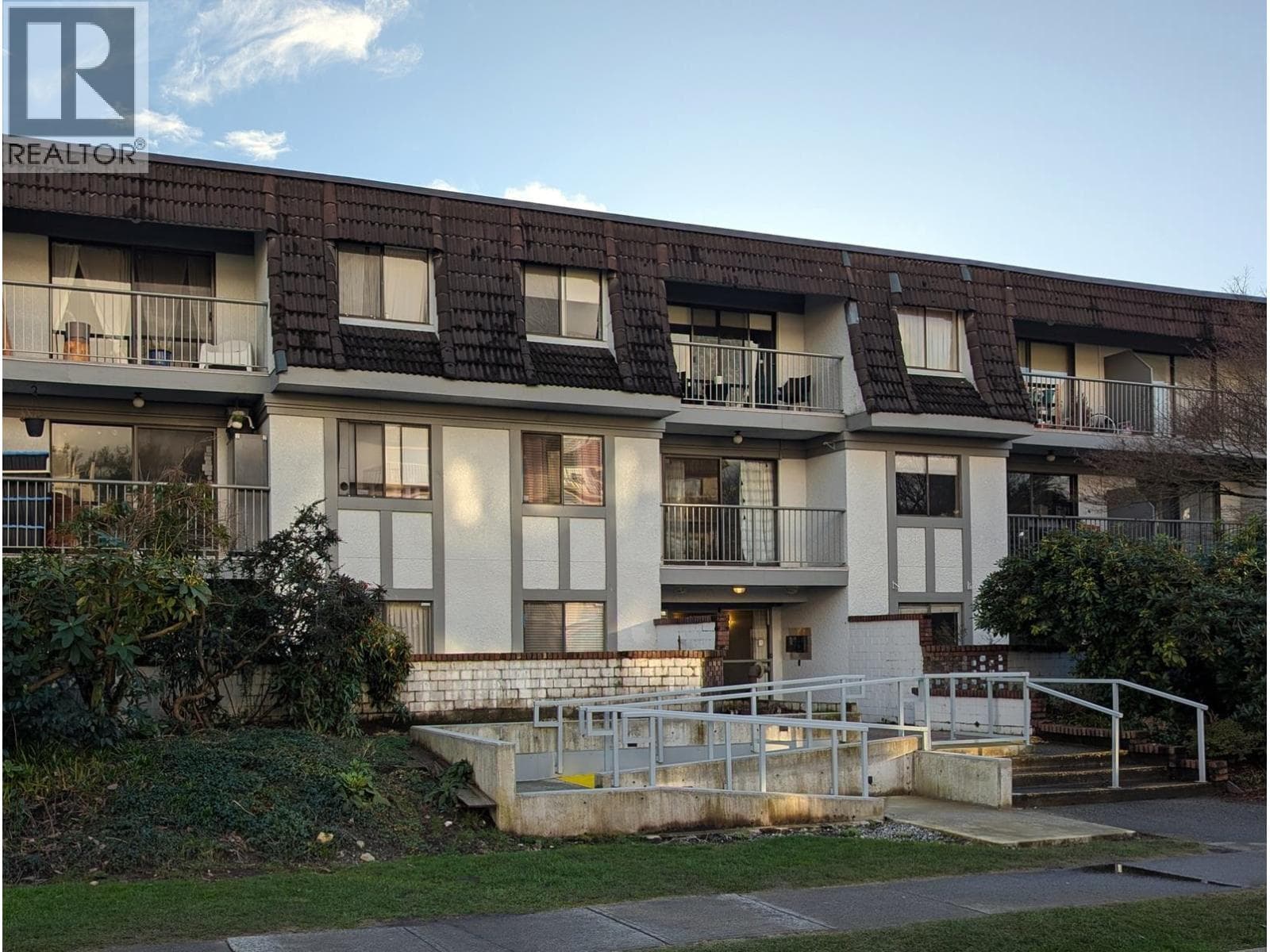 105 275 W 2ND STREET