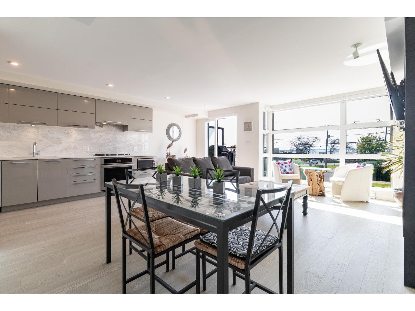 203 1160 OXFORD STREET