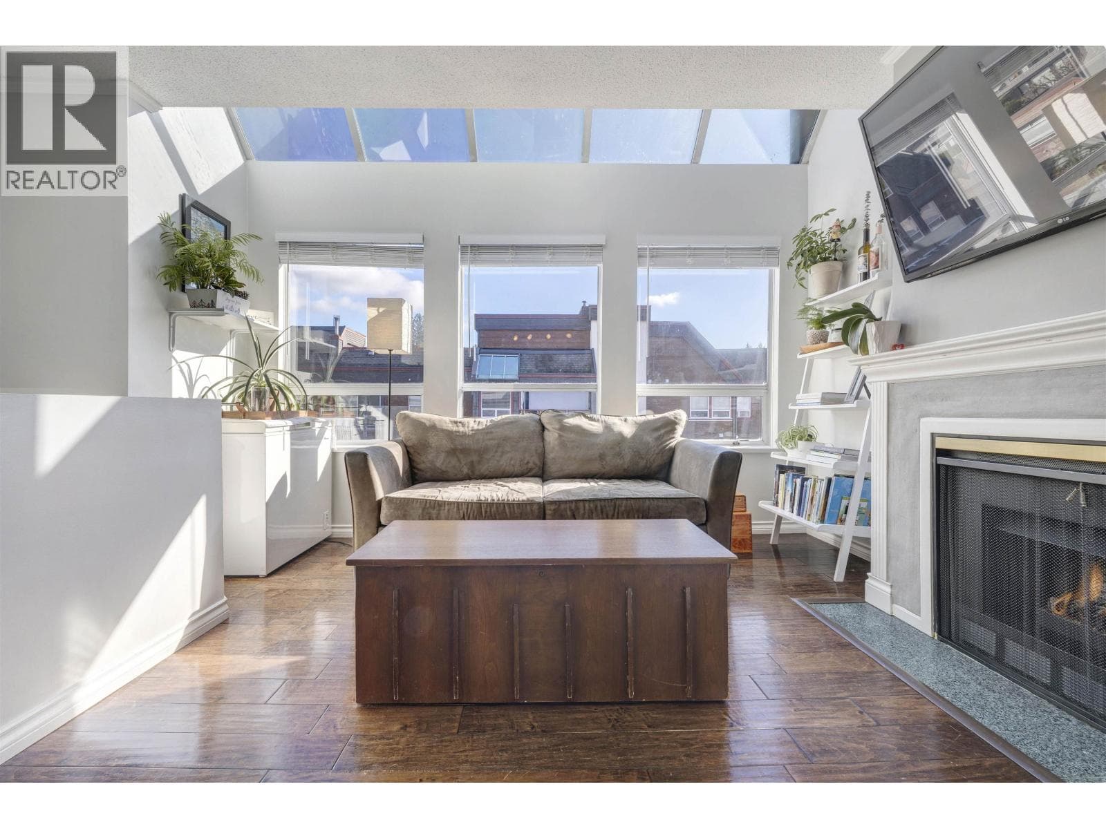 309 3721 DELBROOK AVENUE