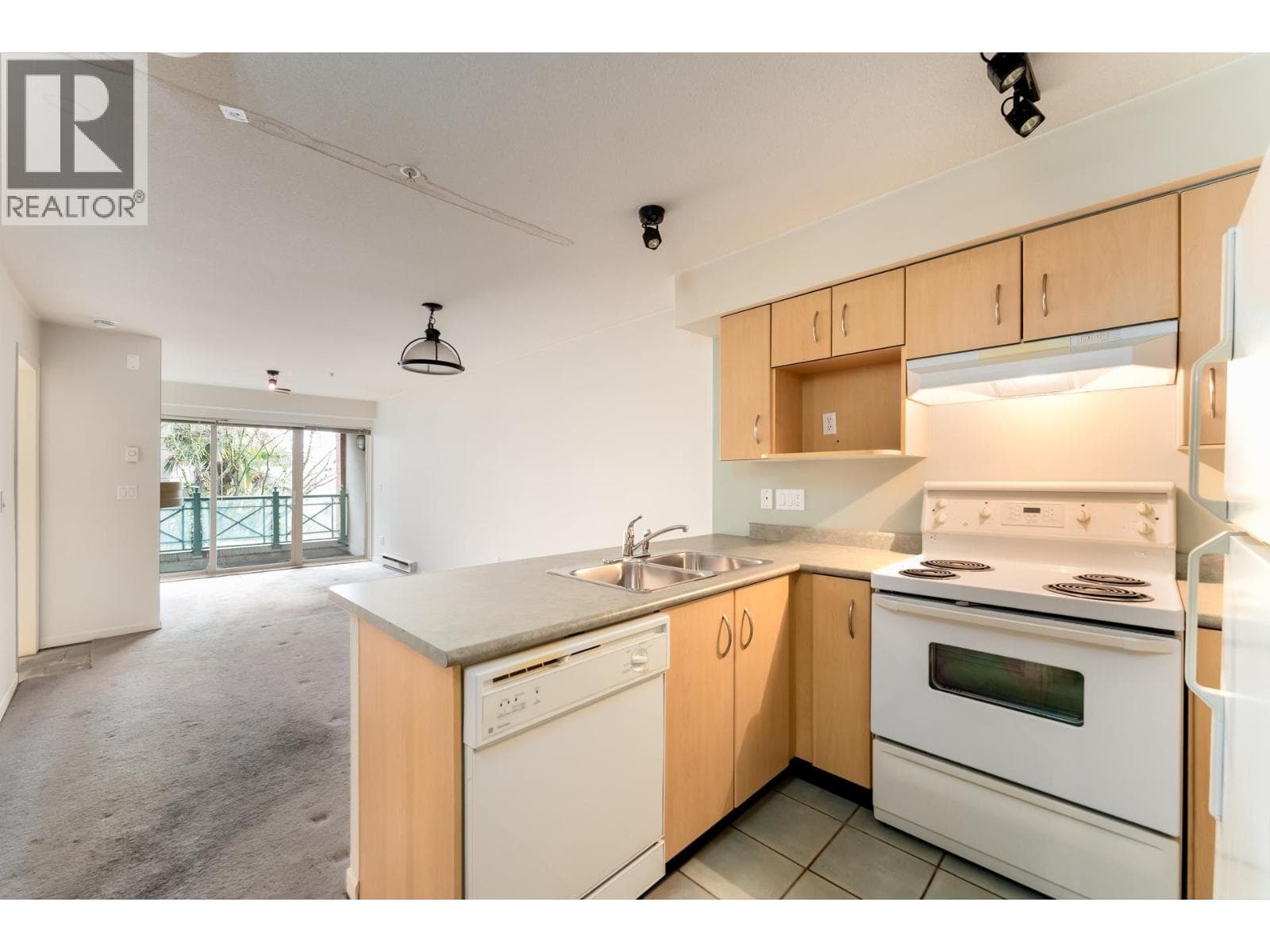 218 332 LONSDALE AVENUE