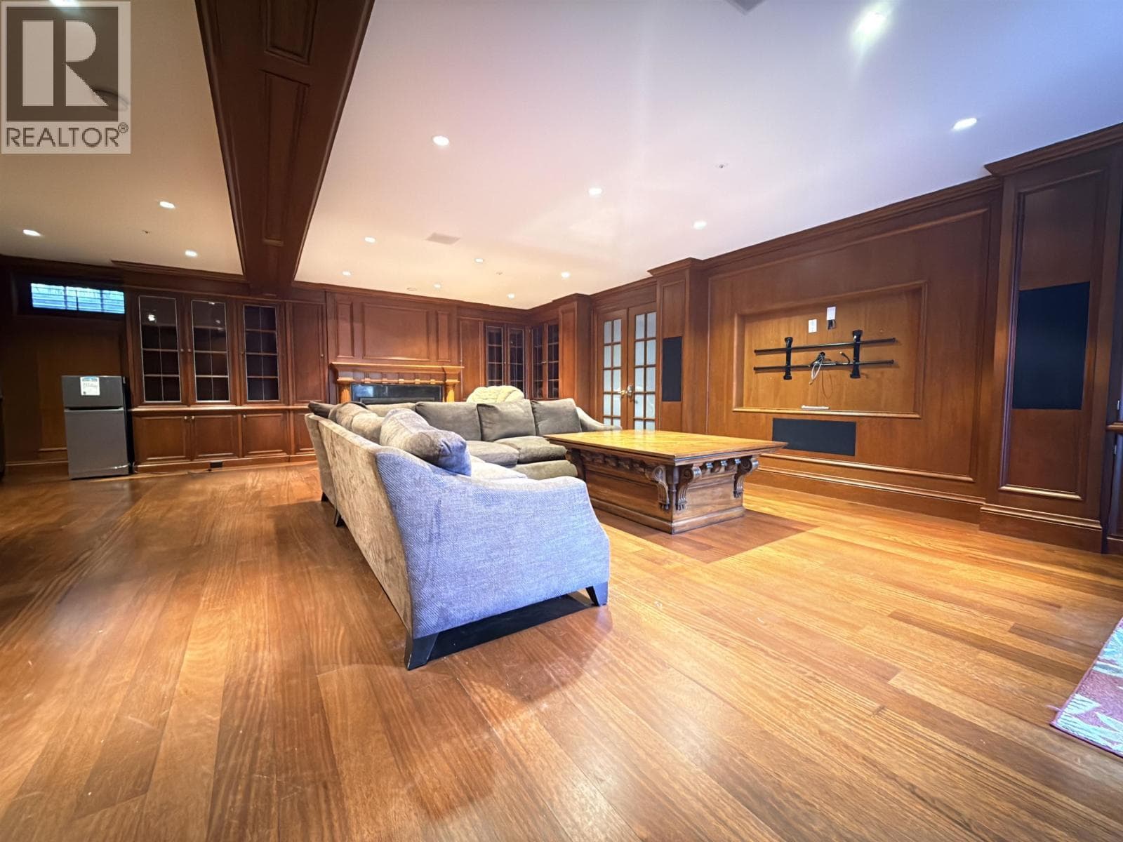 2 3637 PINE CRESCENT