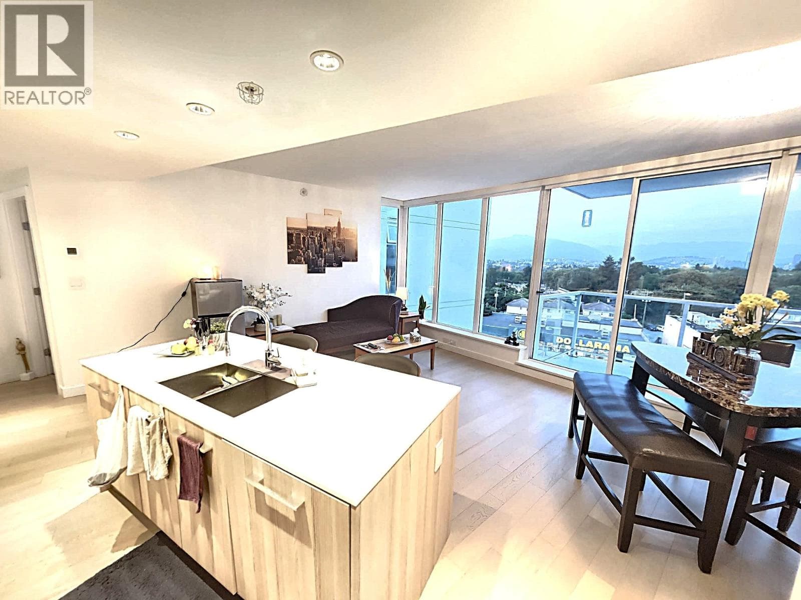 809 4638 GLADSTONE STREET