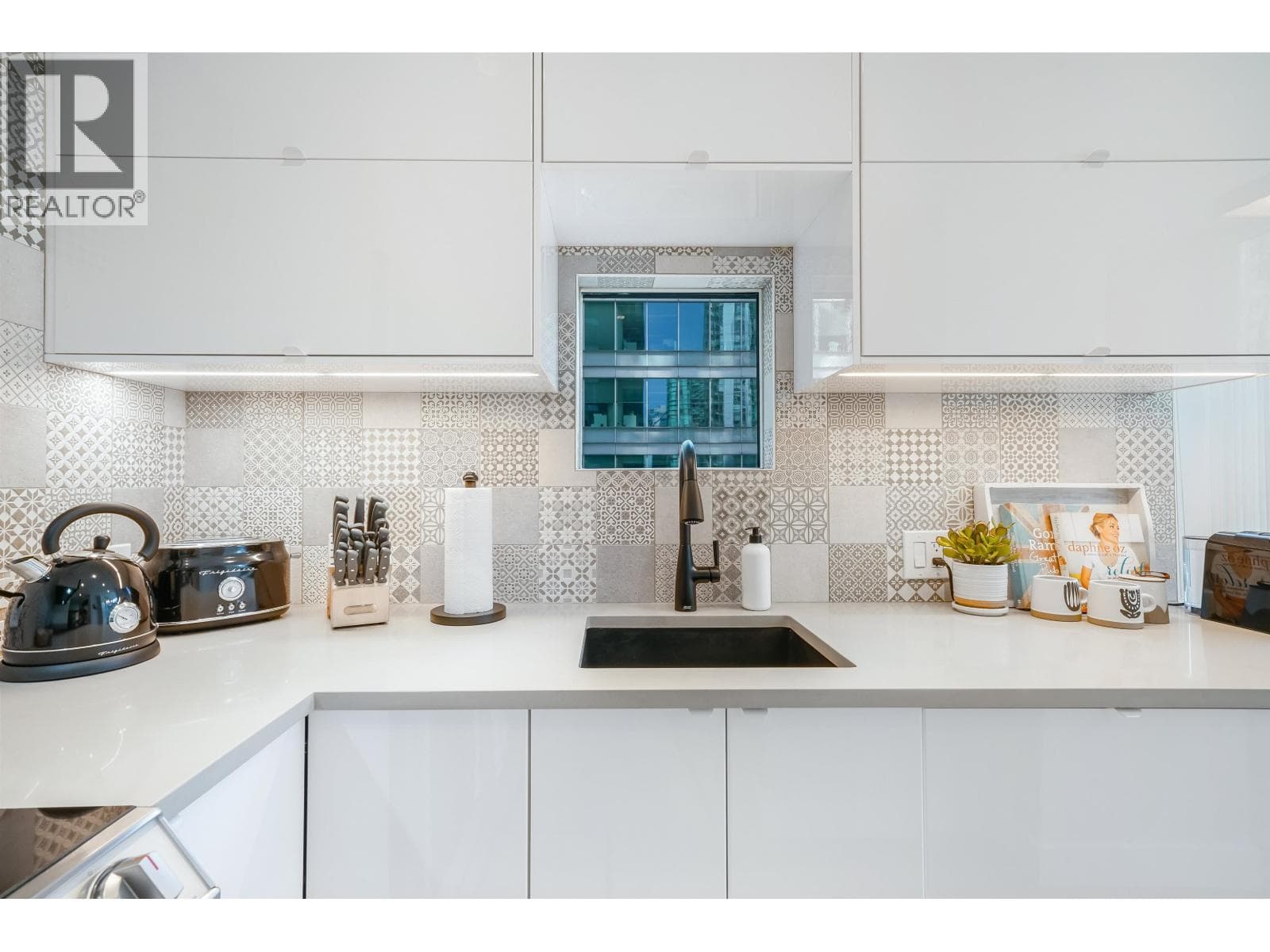 707 1166 MELVILLE STREET