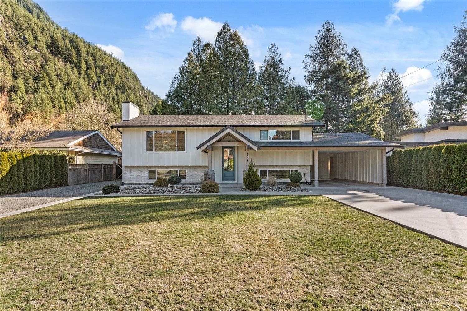 540 NAISMITH AVENUE, Harrison Hot Springs