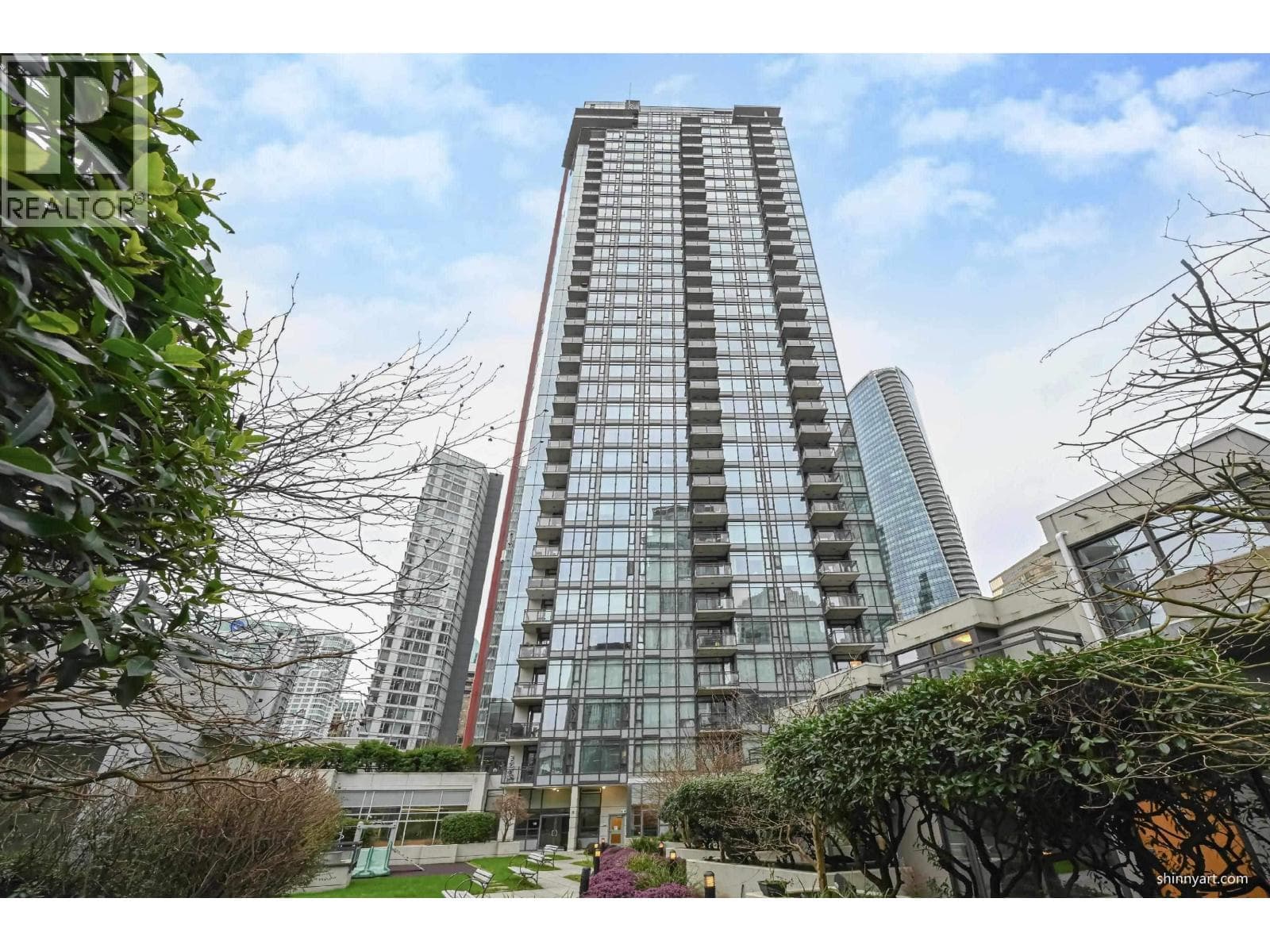 303 1211 MELVILLE STREET