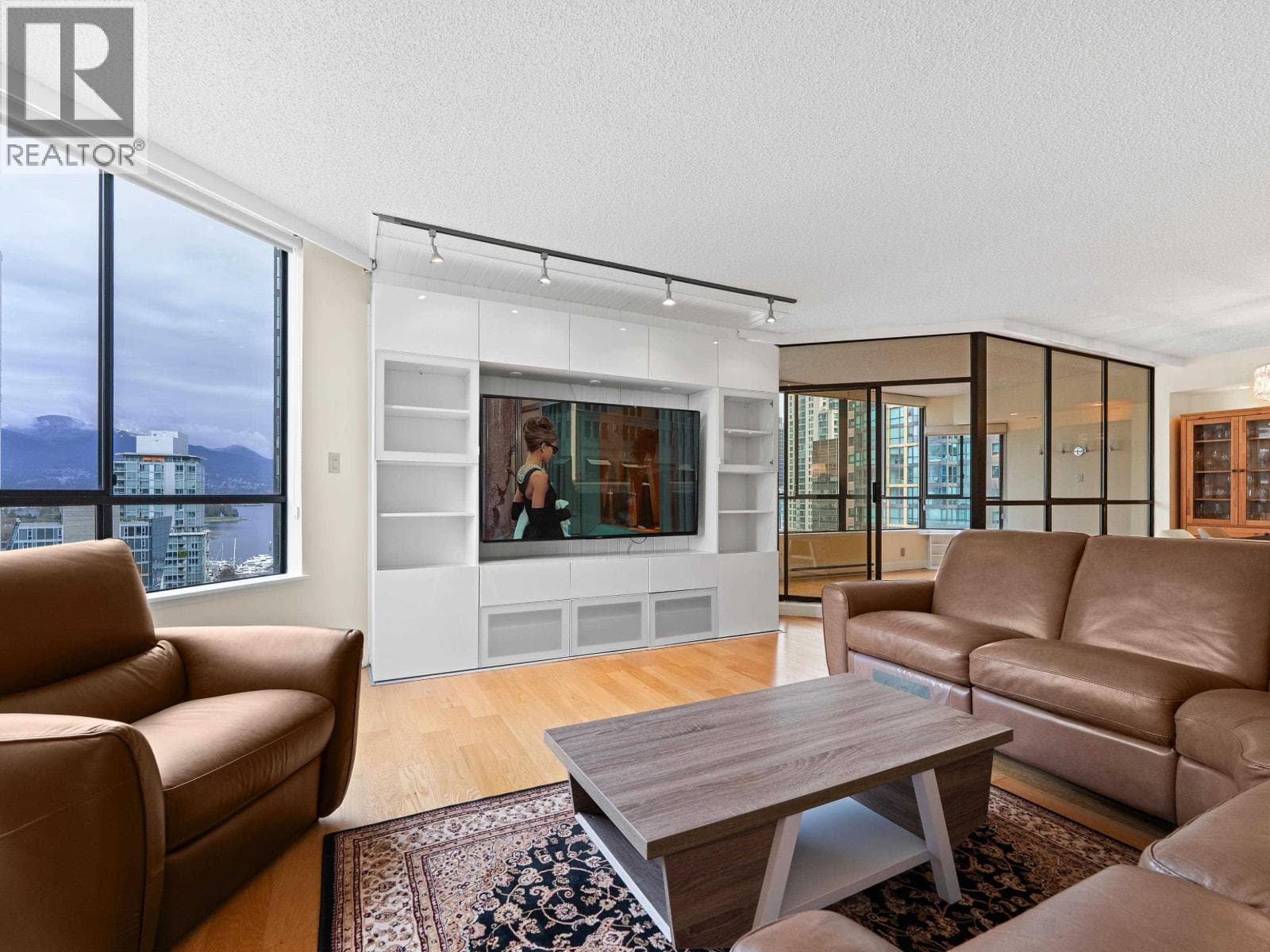 601 738 BROUGHTON STREET