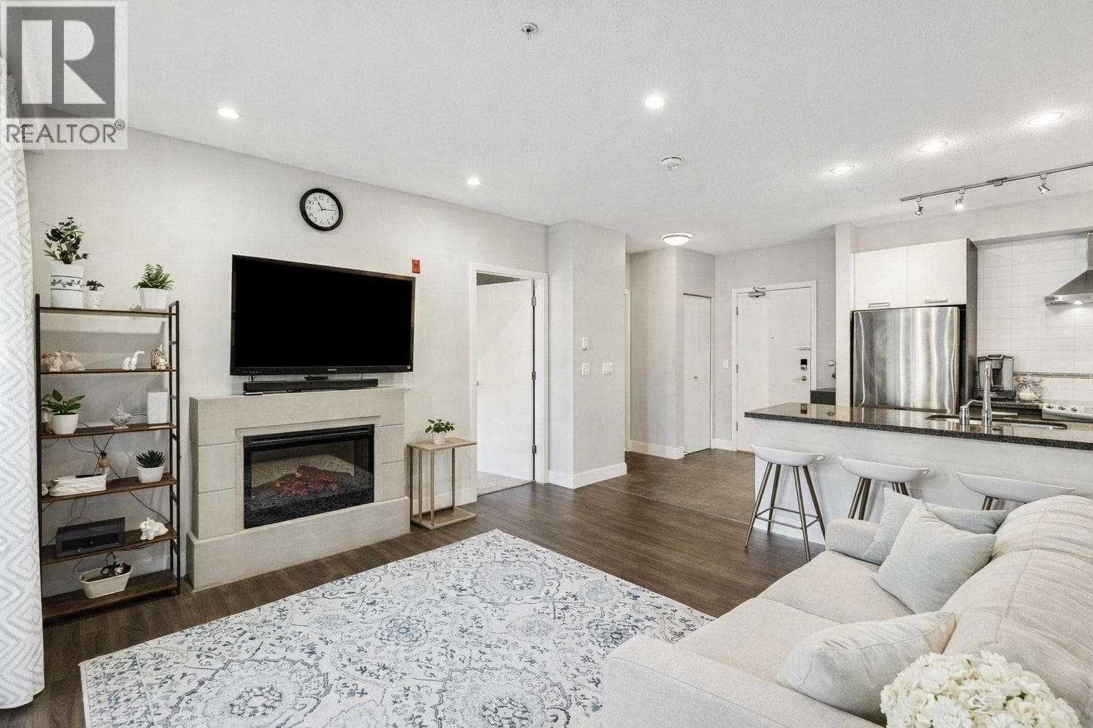 302 1273 MARINE DRIVE