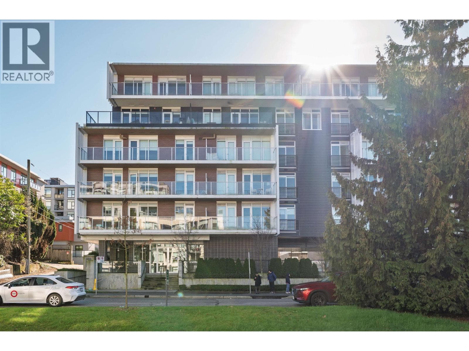 202 528 W KING EDWARD AVENUE