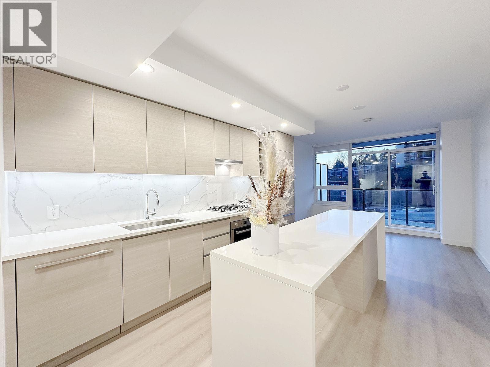 804 823 CARNARVON STREET