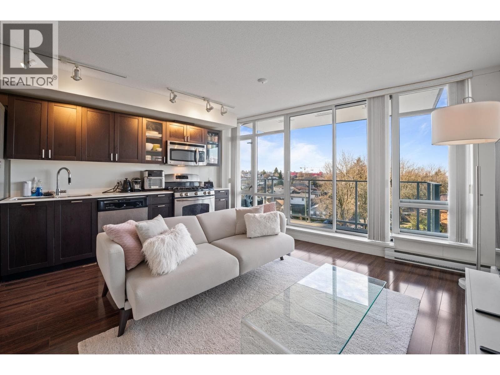 612 4888 NANAIMO STREET