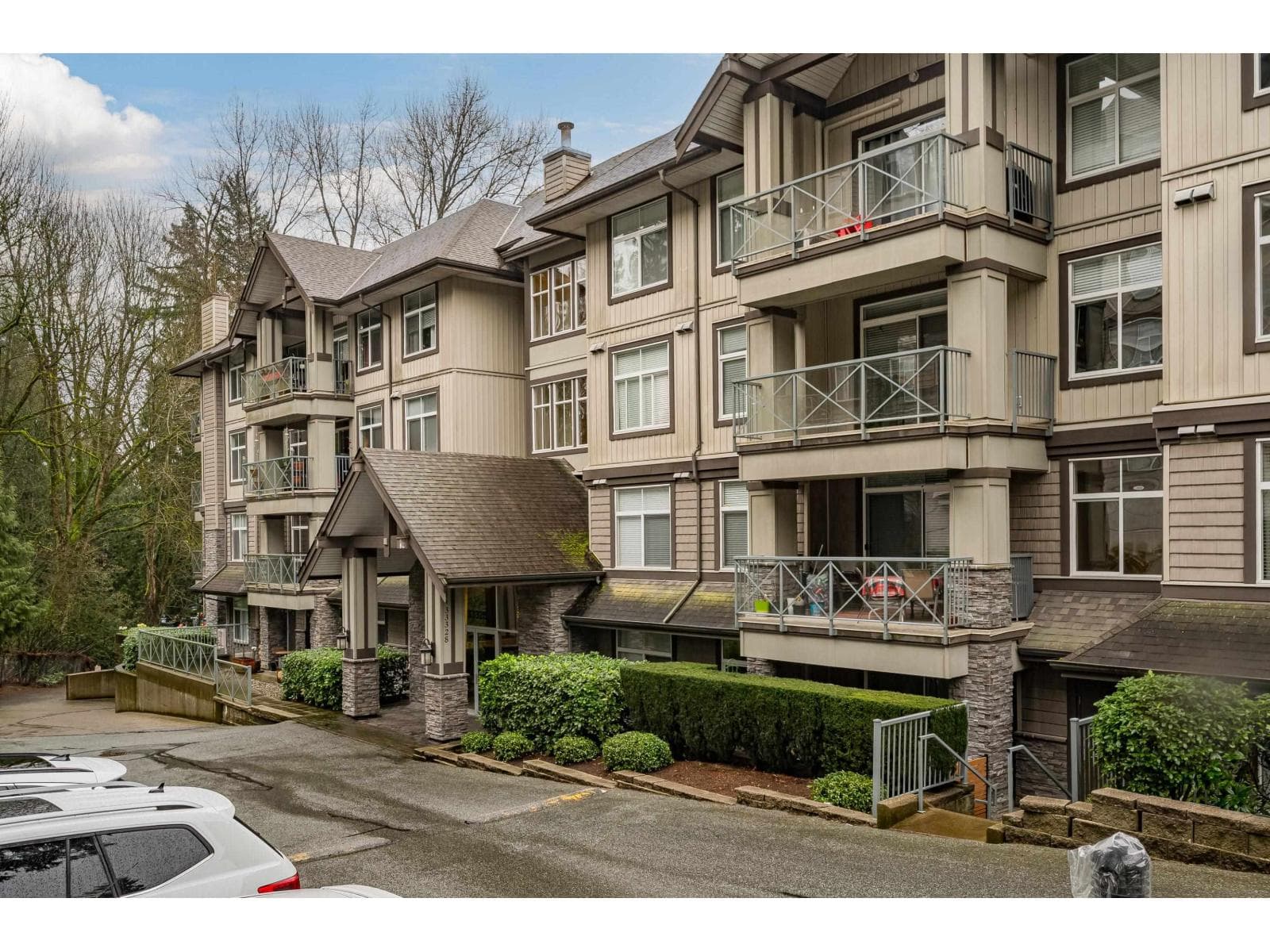 204 33328 E BOURQUIN CRESCENT