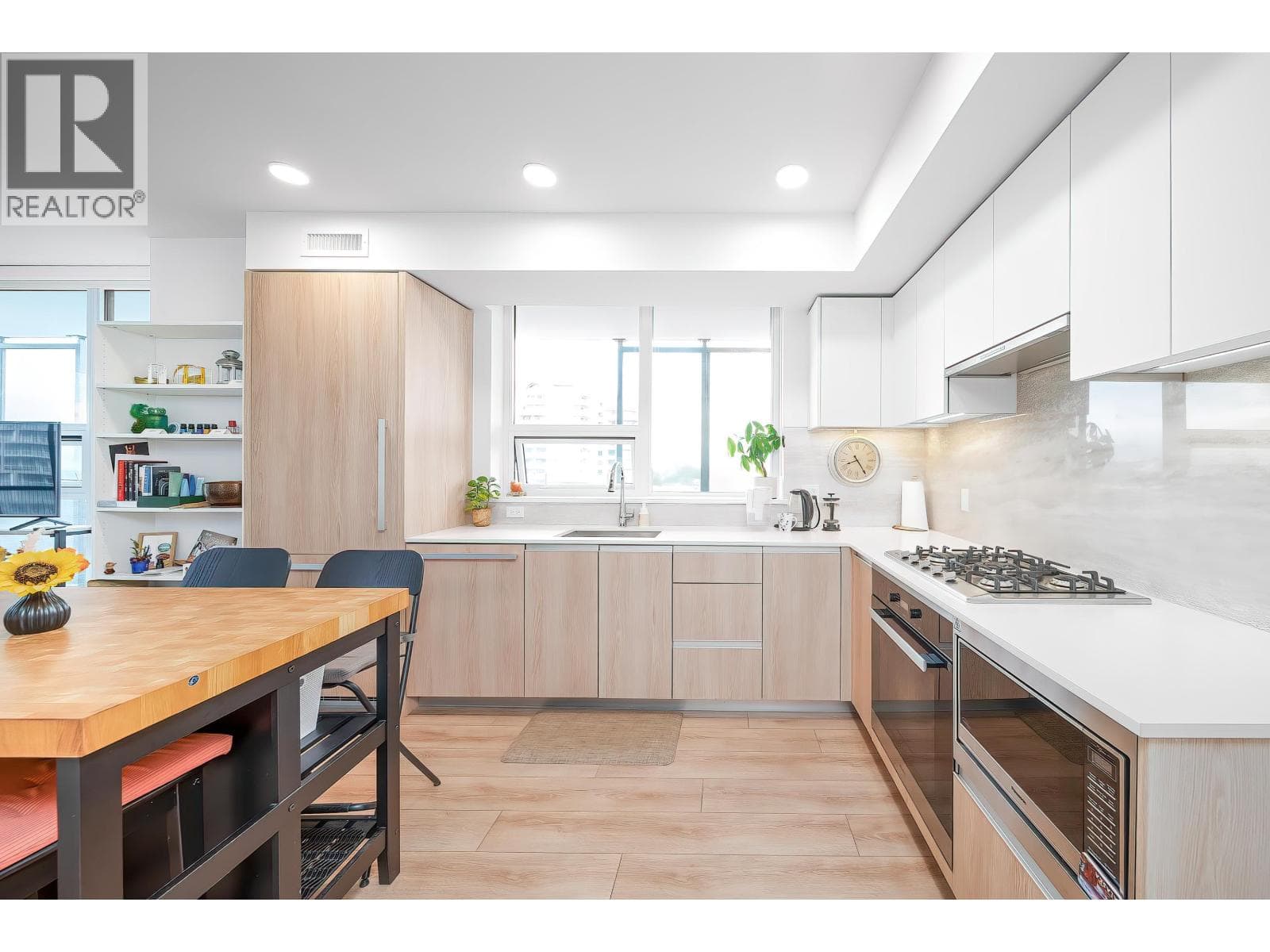 909 6633 BUSWELL STREET