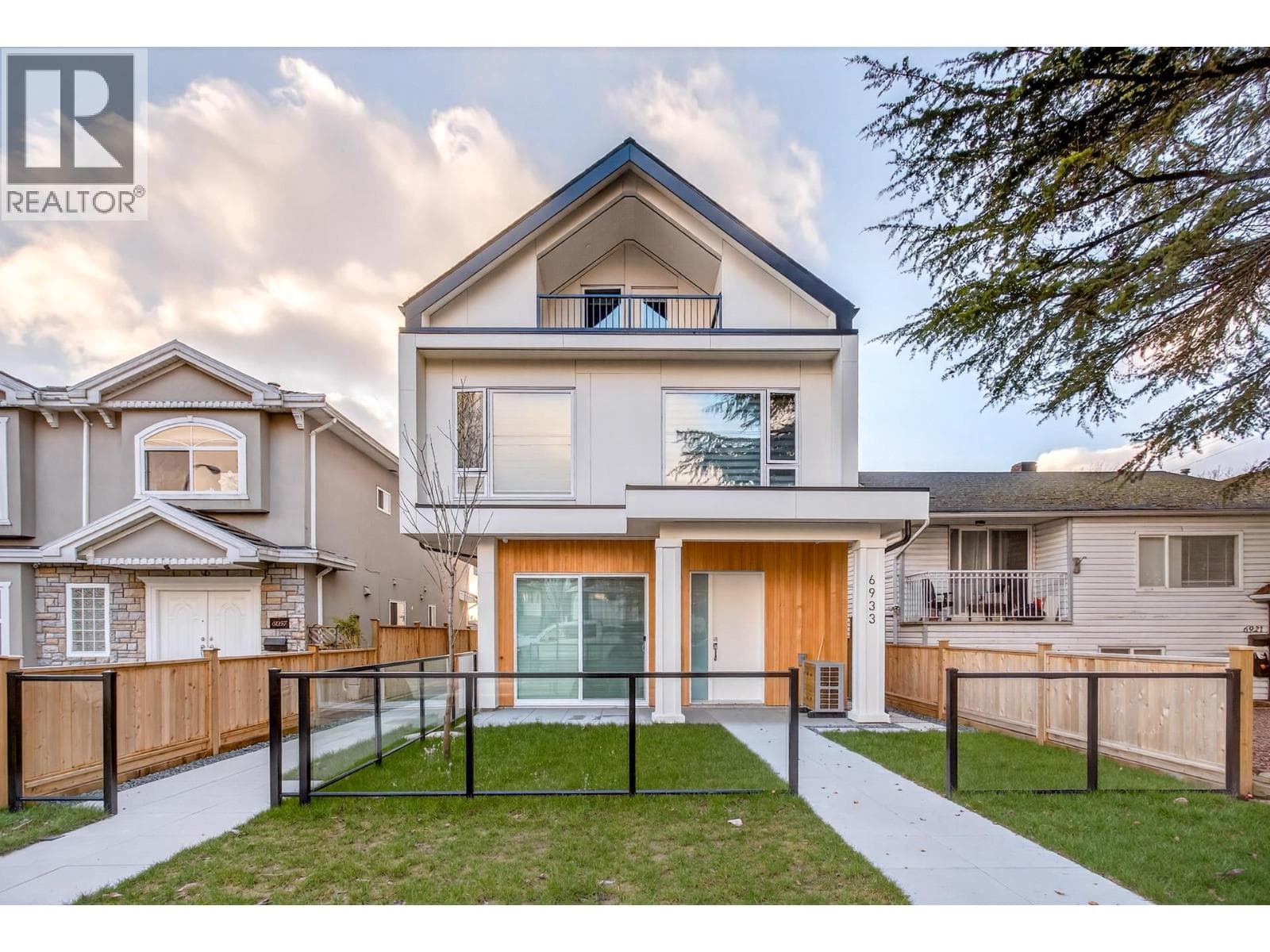 2 6933 PRINCE EDWARD STREET