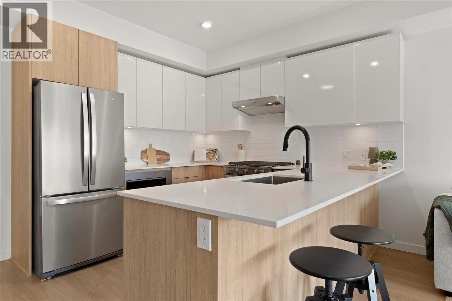 207 2277 HAWTHORNE AVENUE