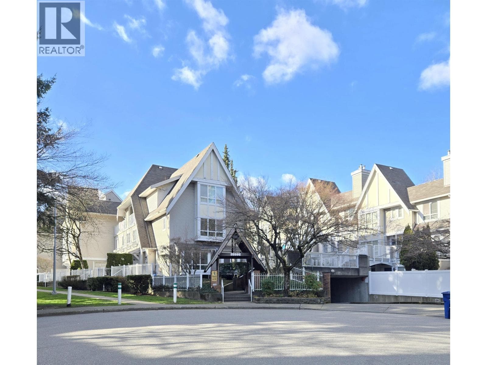 15 6577 SOUTHOAKS CRESCENT