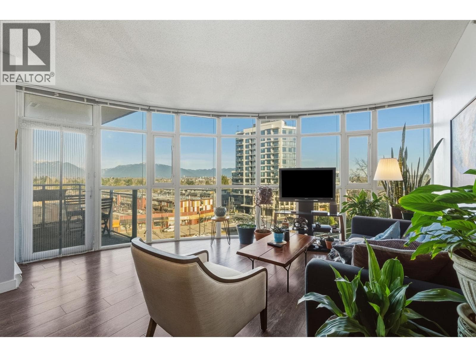 751 1483 E KING EDWARD AVENUE