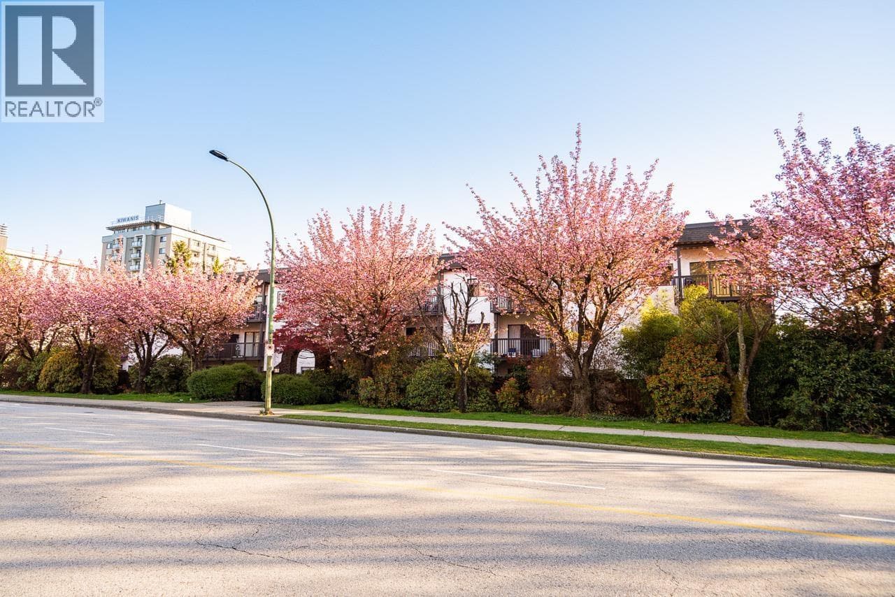 208 211 W 3RD STREET