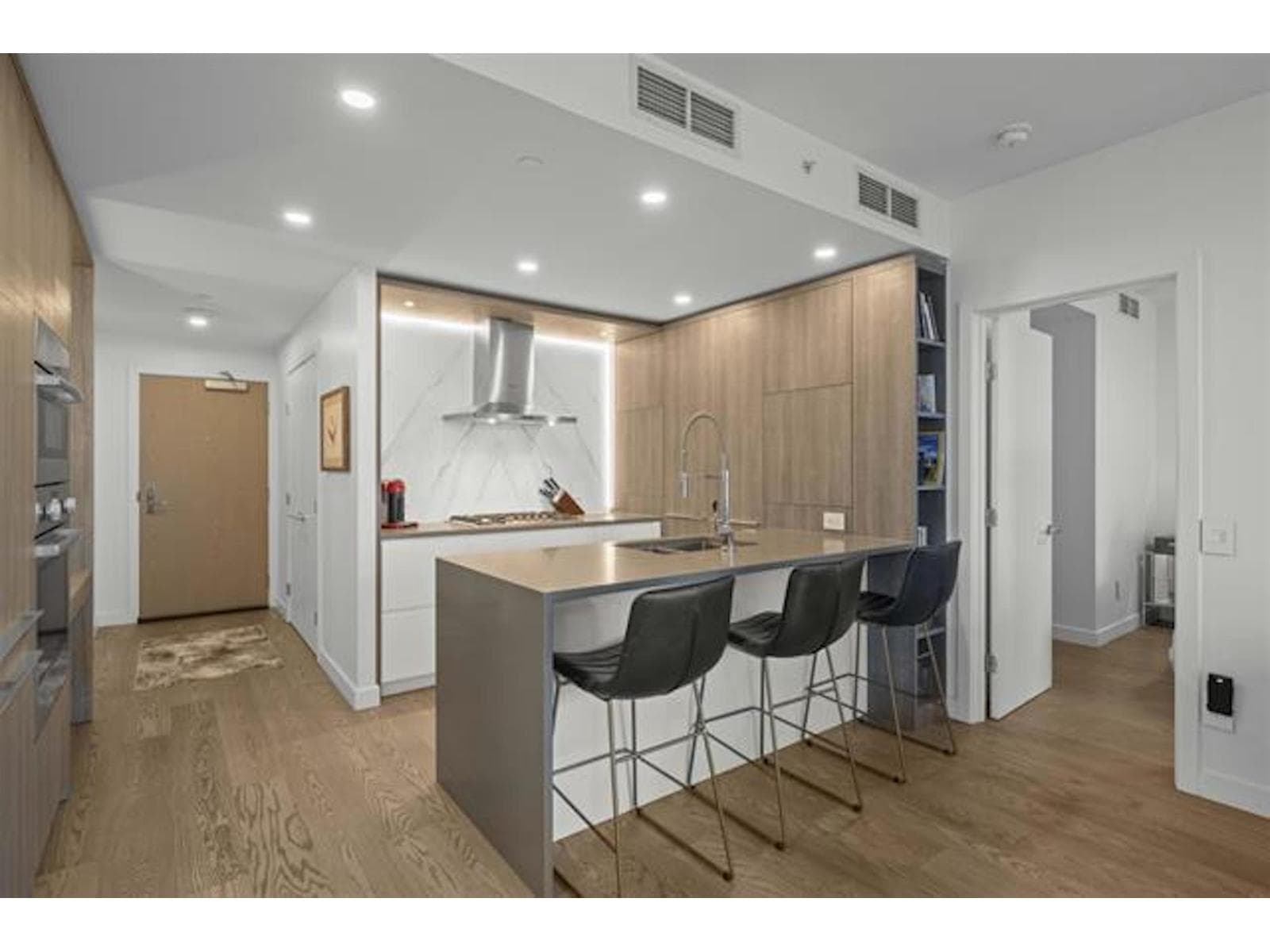 501 15165 THRIFT AVENUE