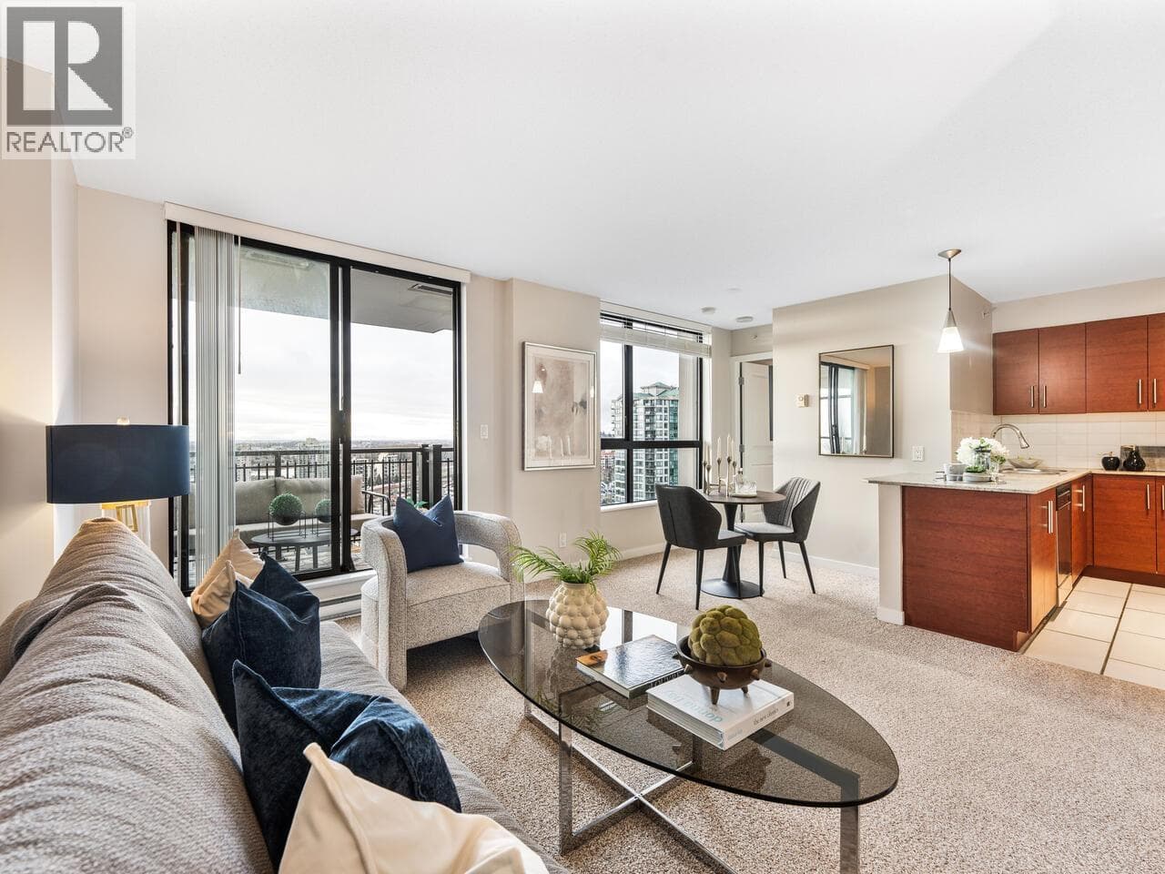 1402 814 ROYAL AVENUE