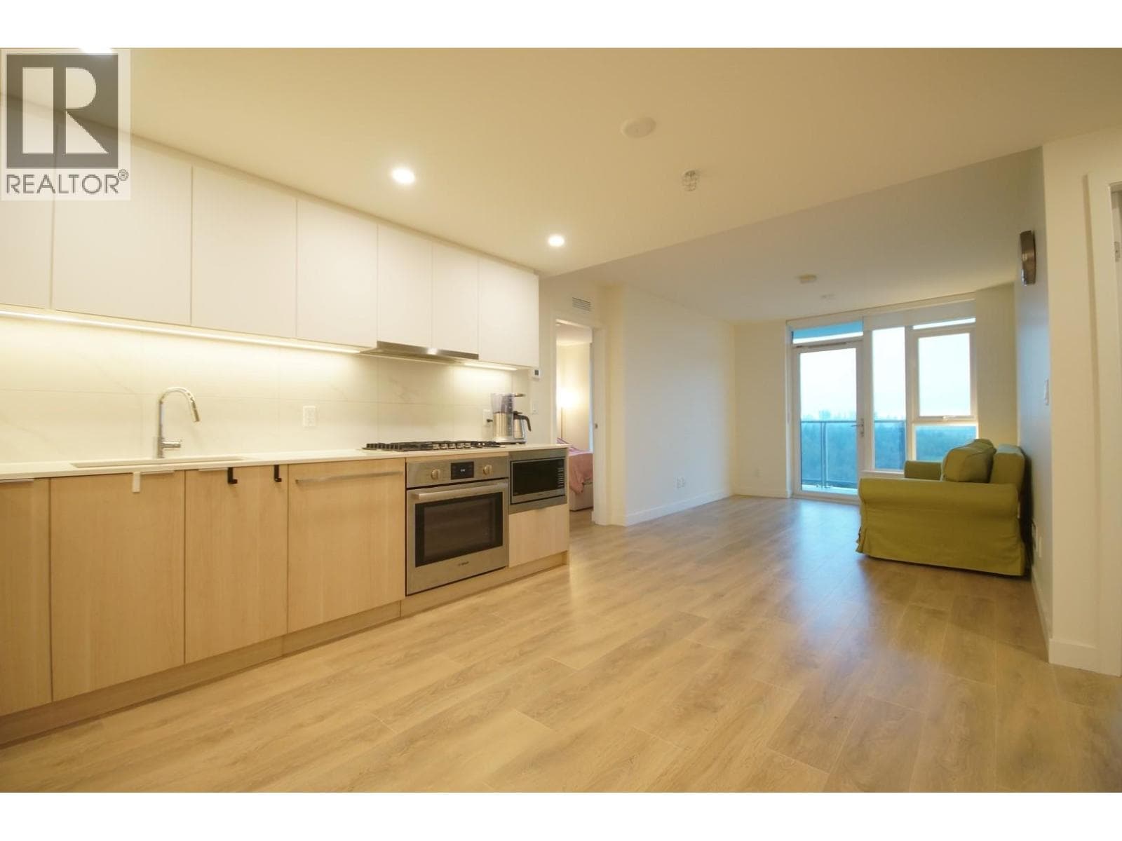 2308 318 ALDERSON AVENUE