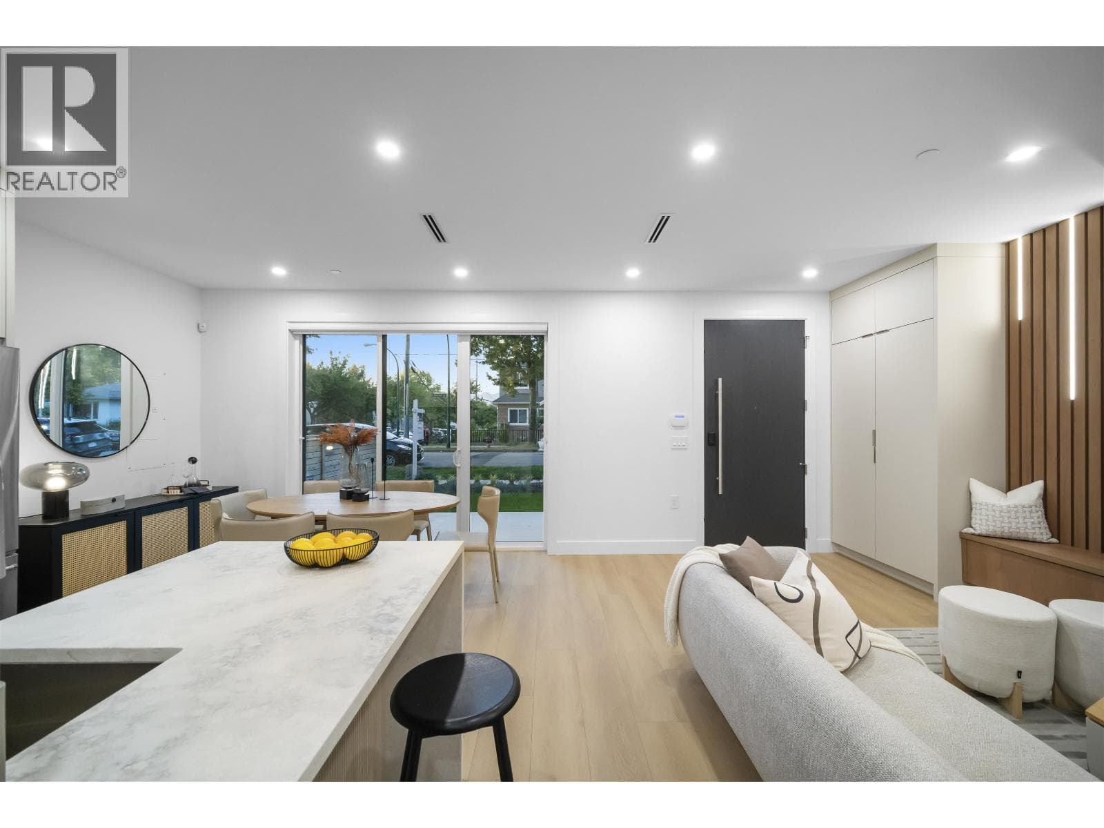 1 2386 E 45TH AVENUE