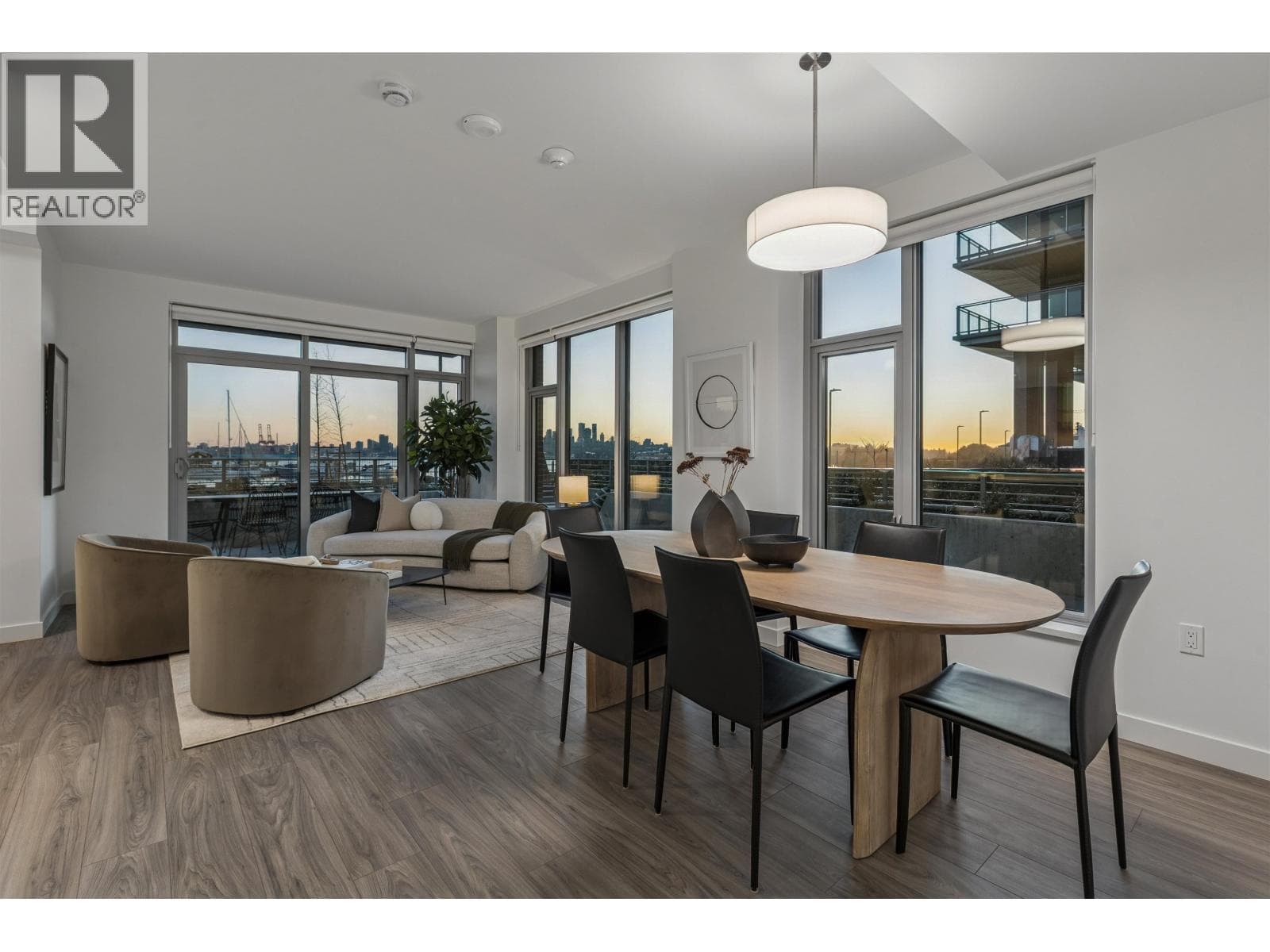 TH 112 755 HARBOURSIDE DRIVE