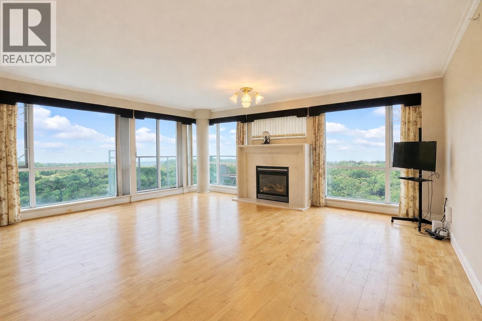 412 618 W 45TH AVENUE