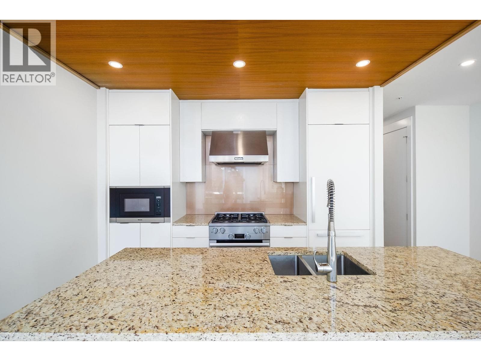 406 6687 NELSON AVENUE