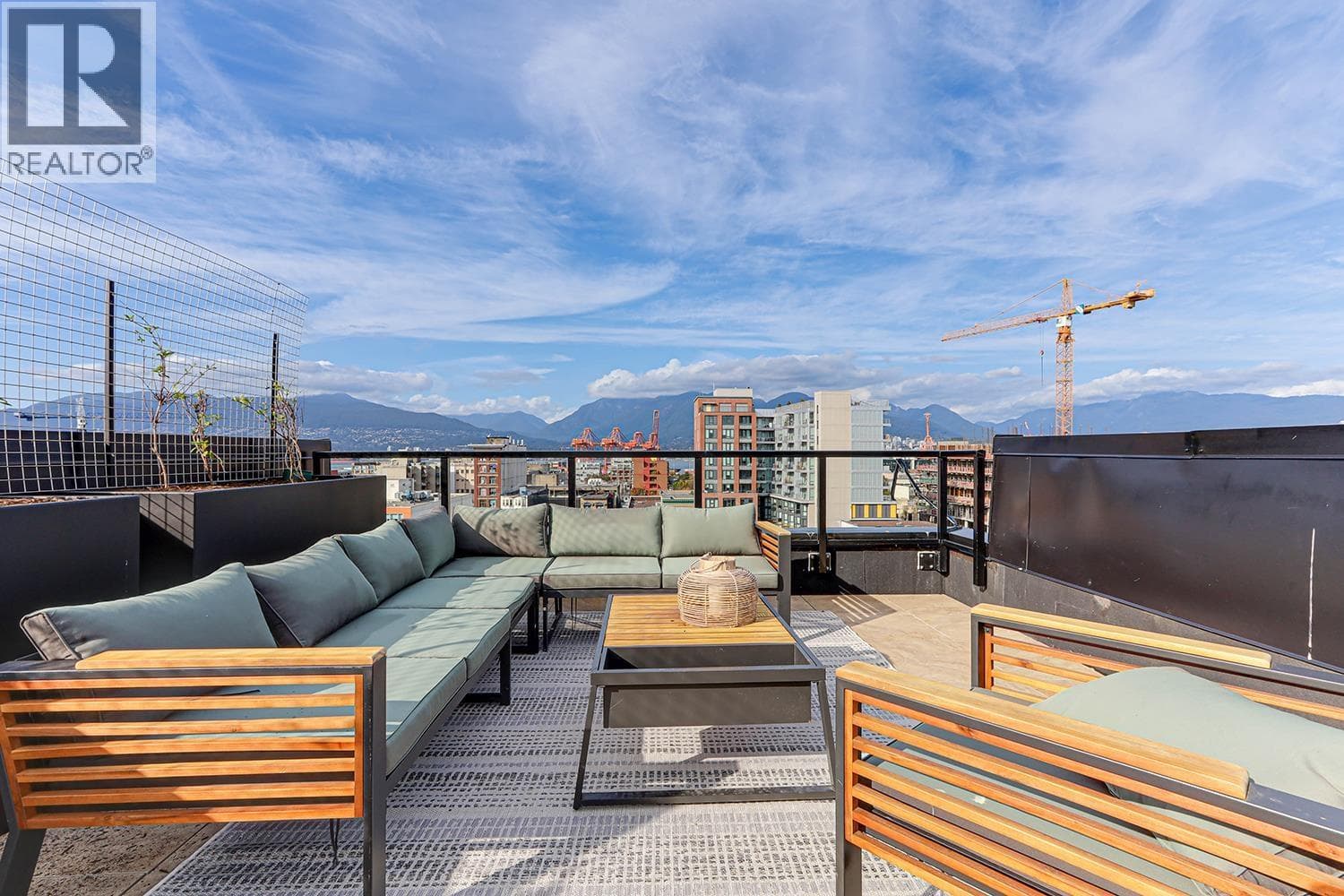 903 239 KEEFER STREET