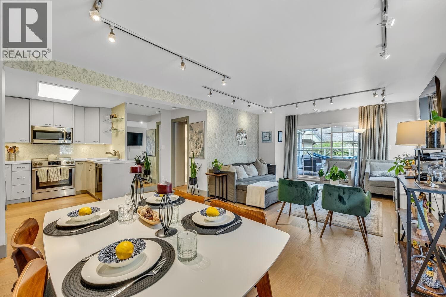 302 3461 CURLE AVENUE