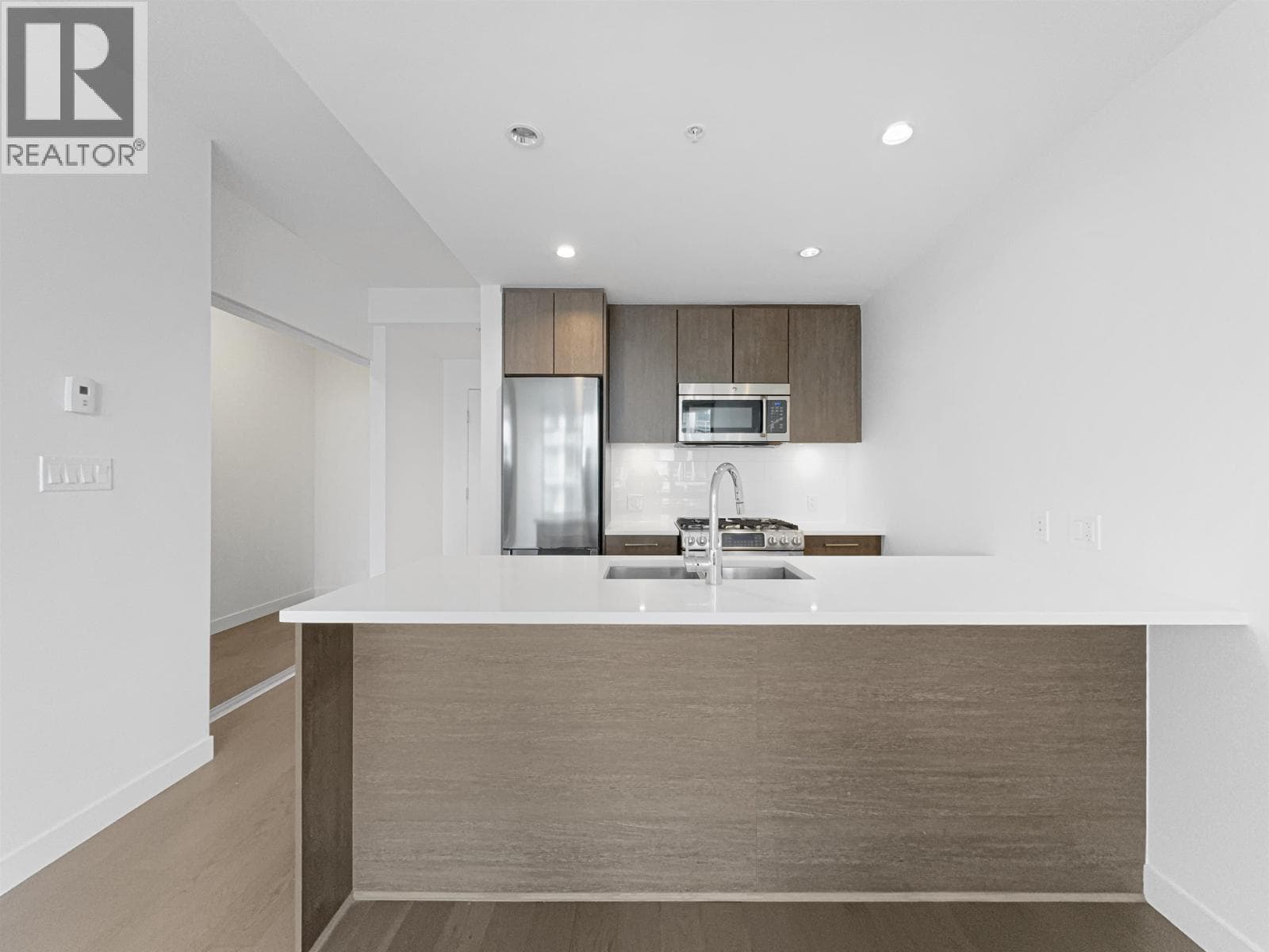 9xx 9060 UNIVERSITY CRESCENT