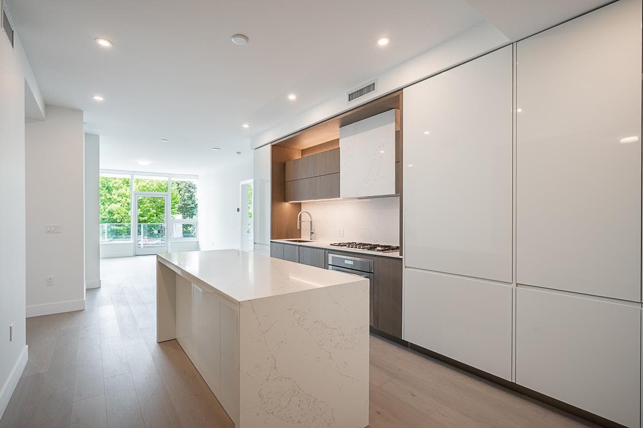 212 1342 JOHNSTON ROAD