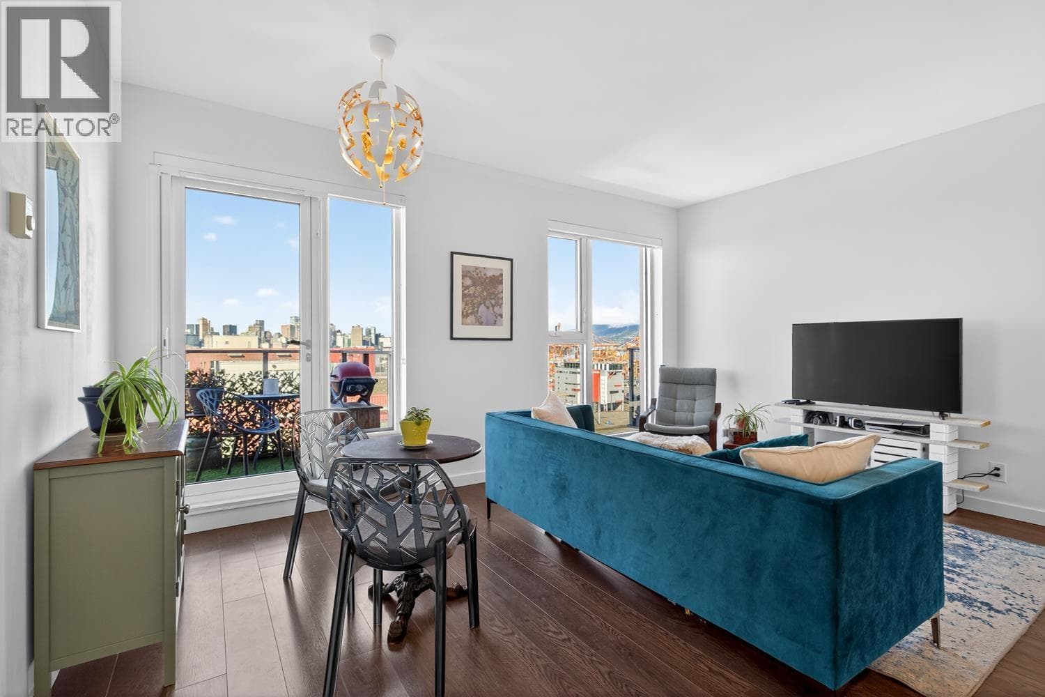 PH9 983 E HASTINGS STREET