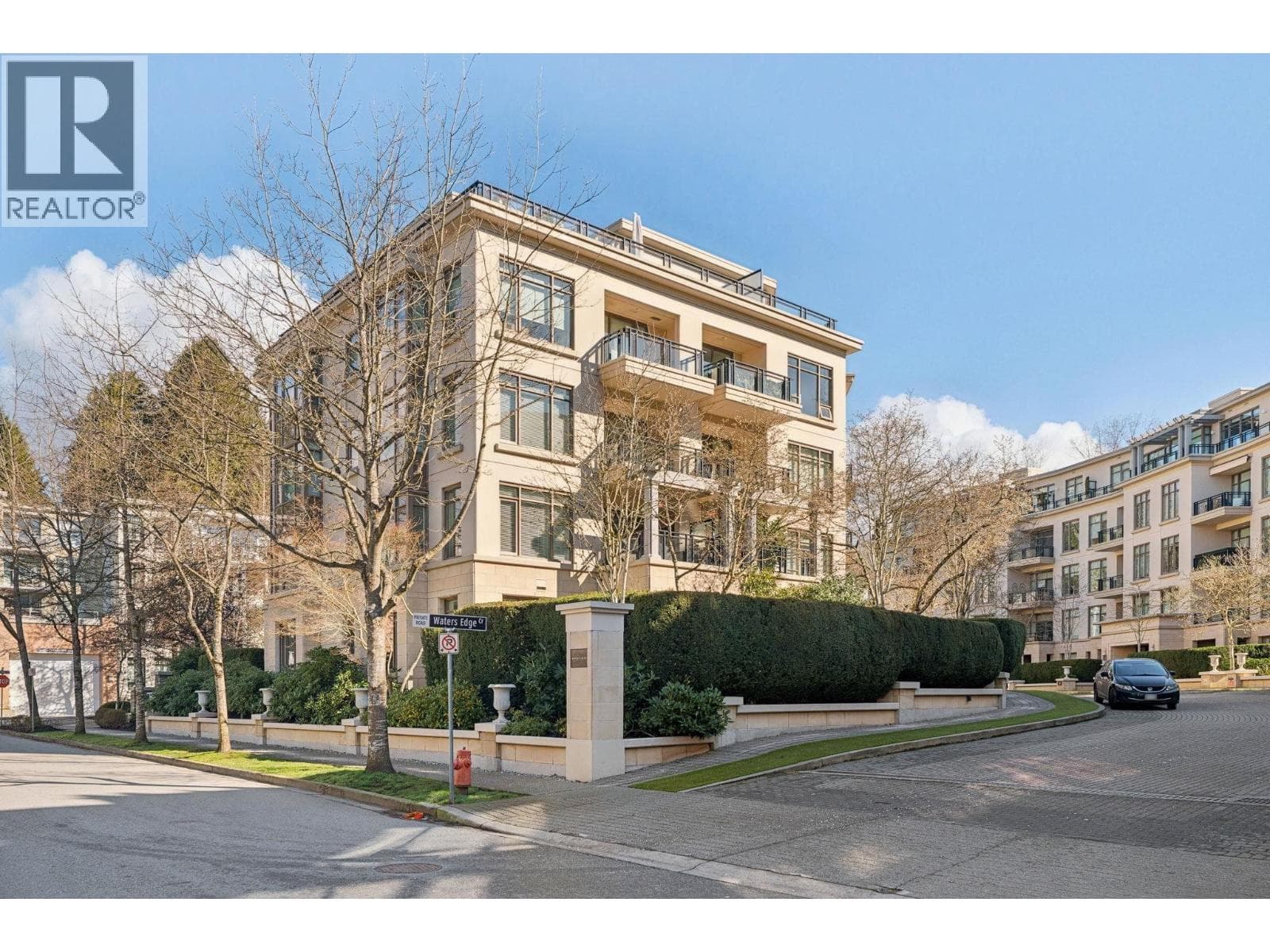 300 533 WATERS EDGE CRESCENT