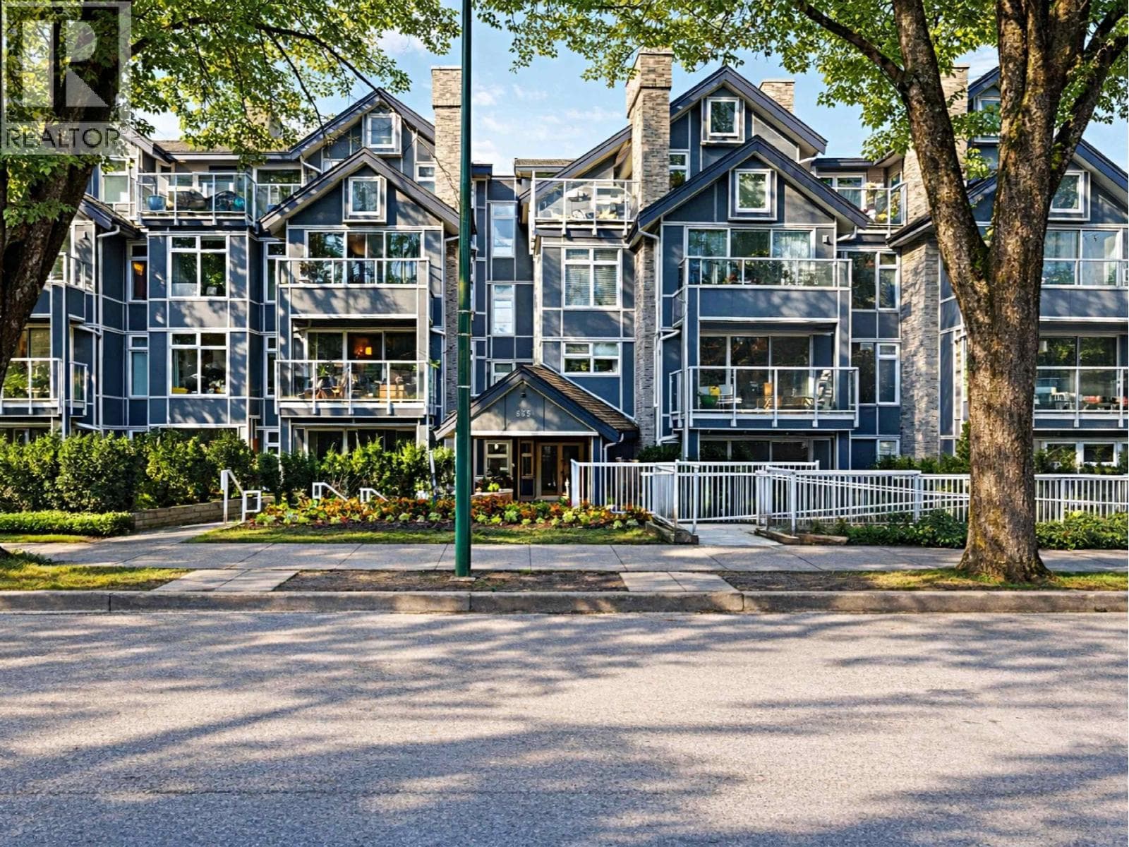 307 865 W 15TH AVENUE