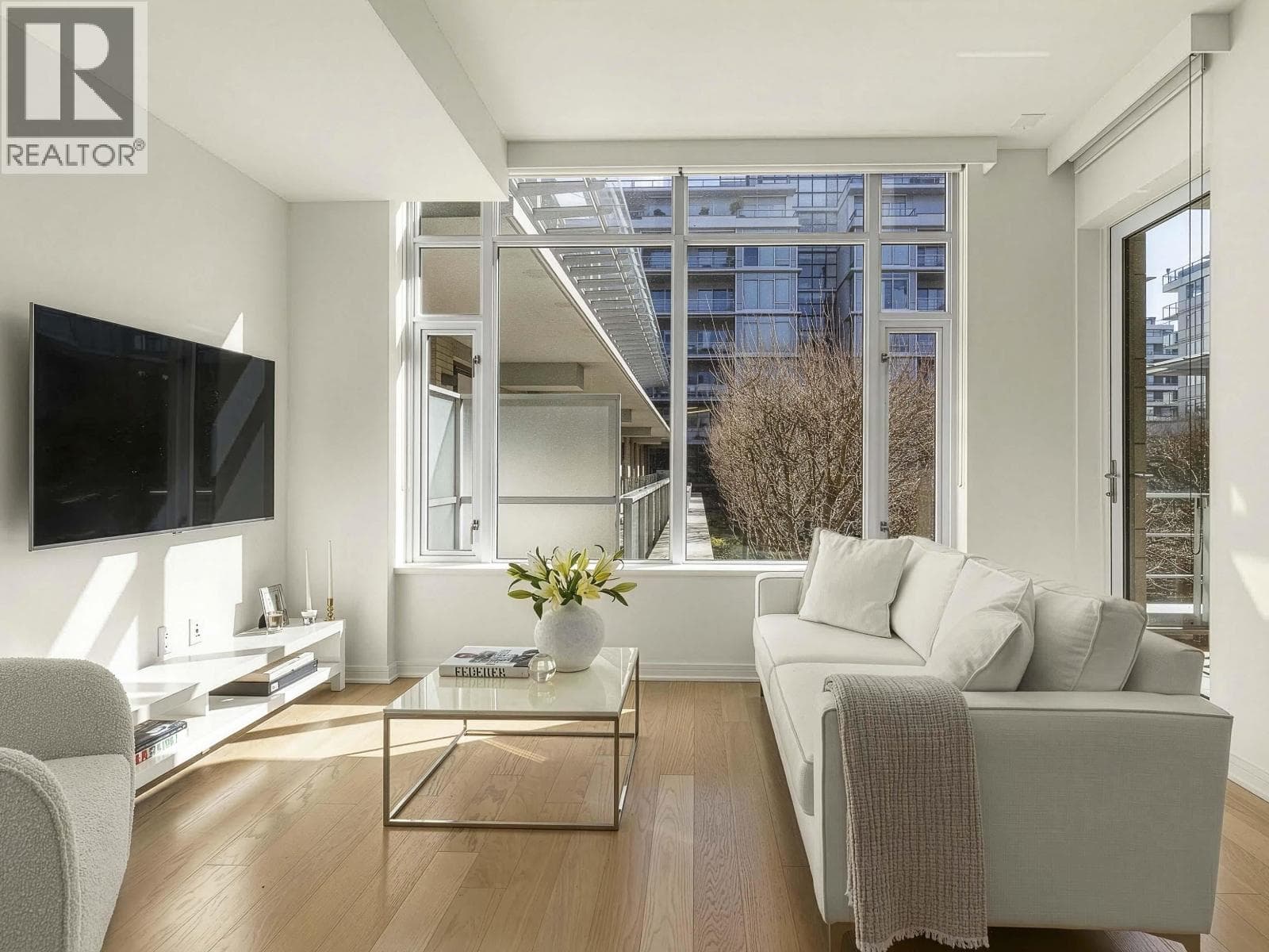 407 77 WALTER HARDWICK AVENUE